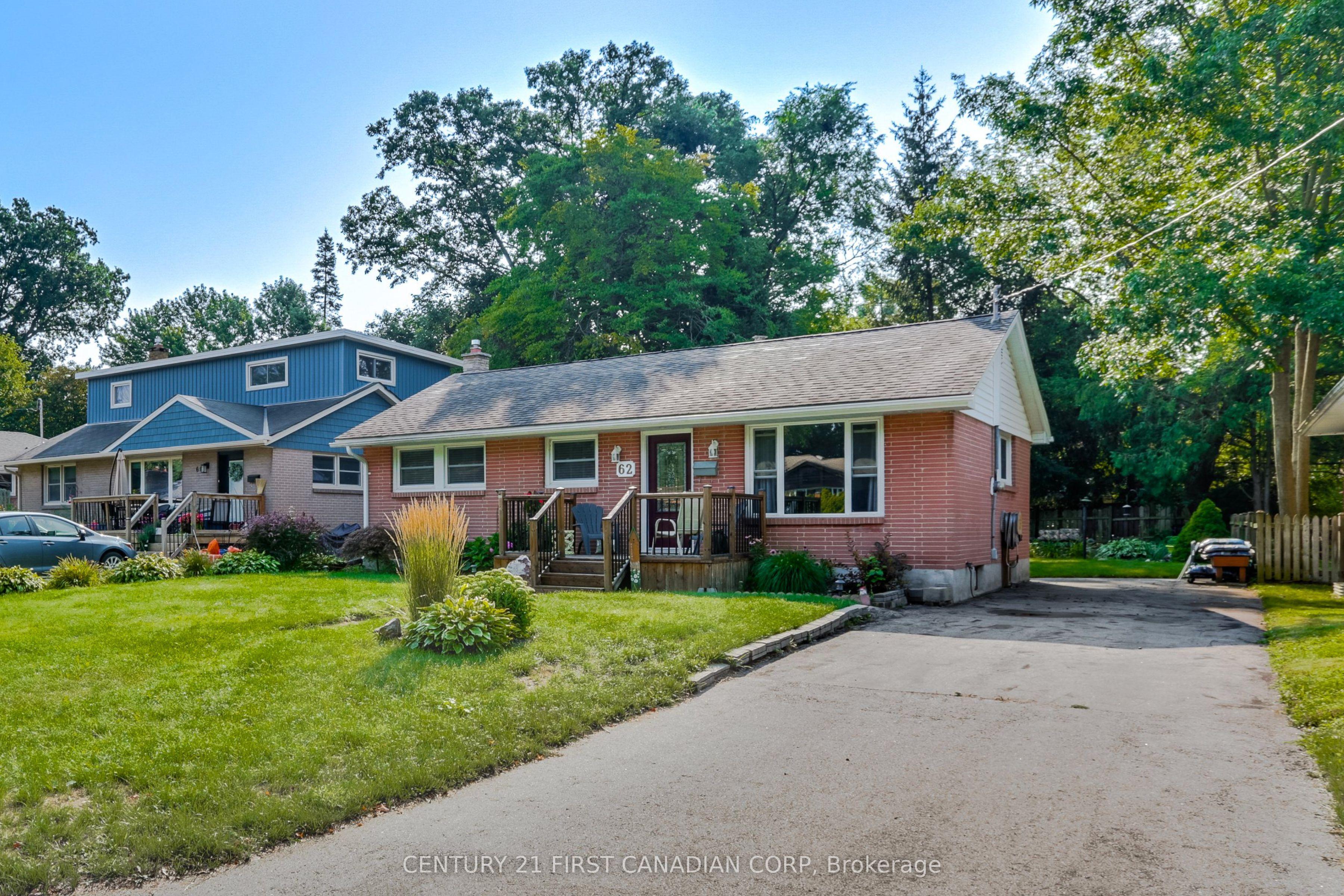 62 Thorncrest Crescent — photo 1