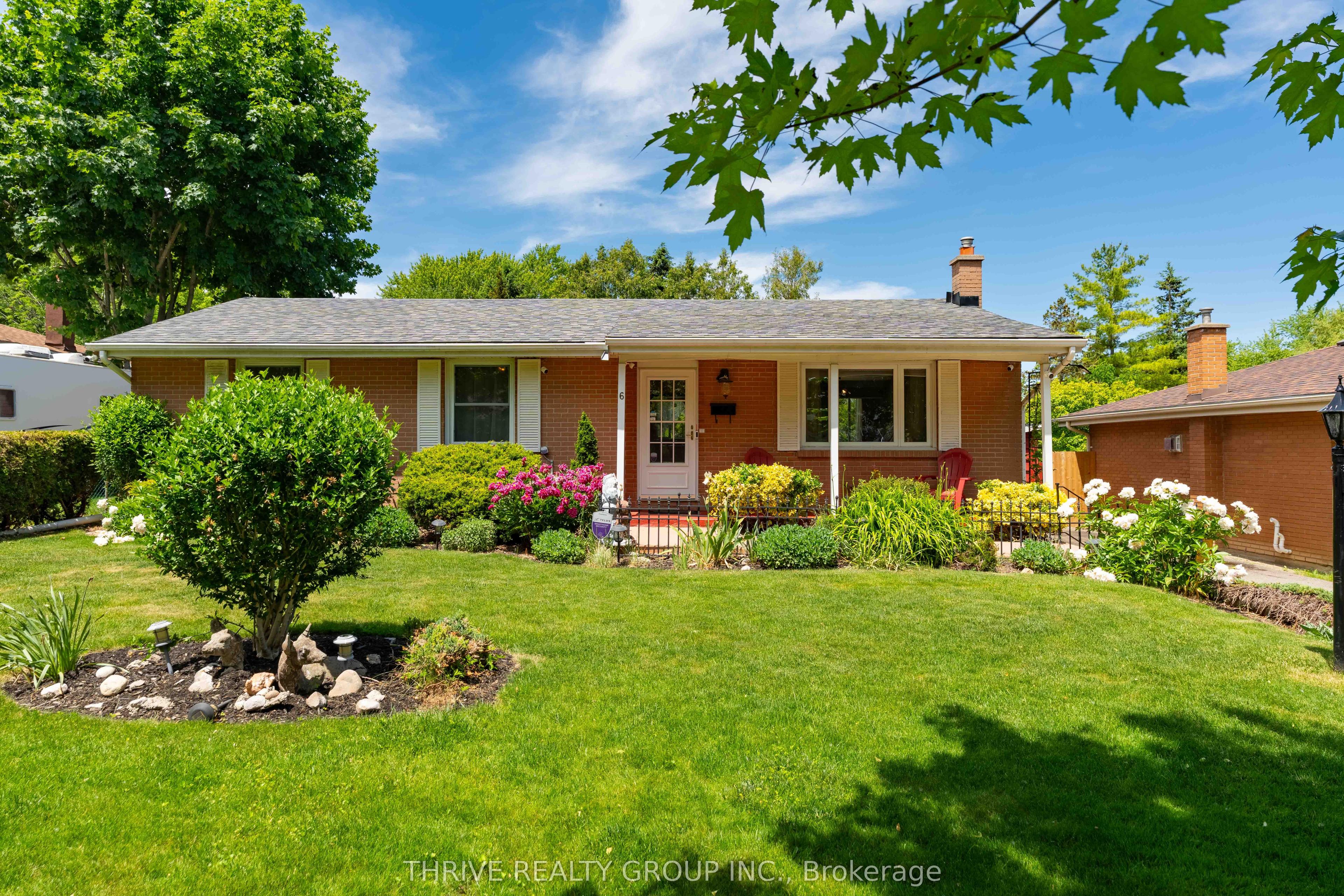 6 Southwood Crescent — photo 1