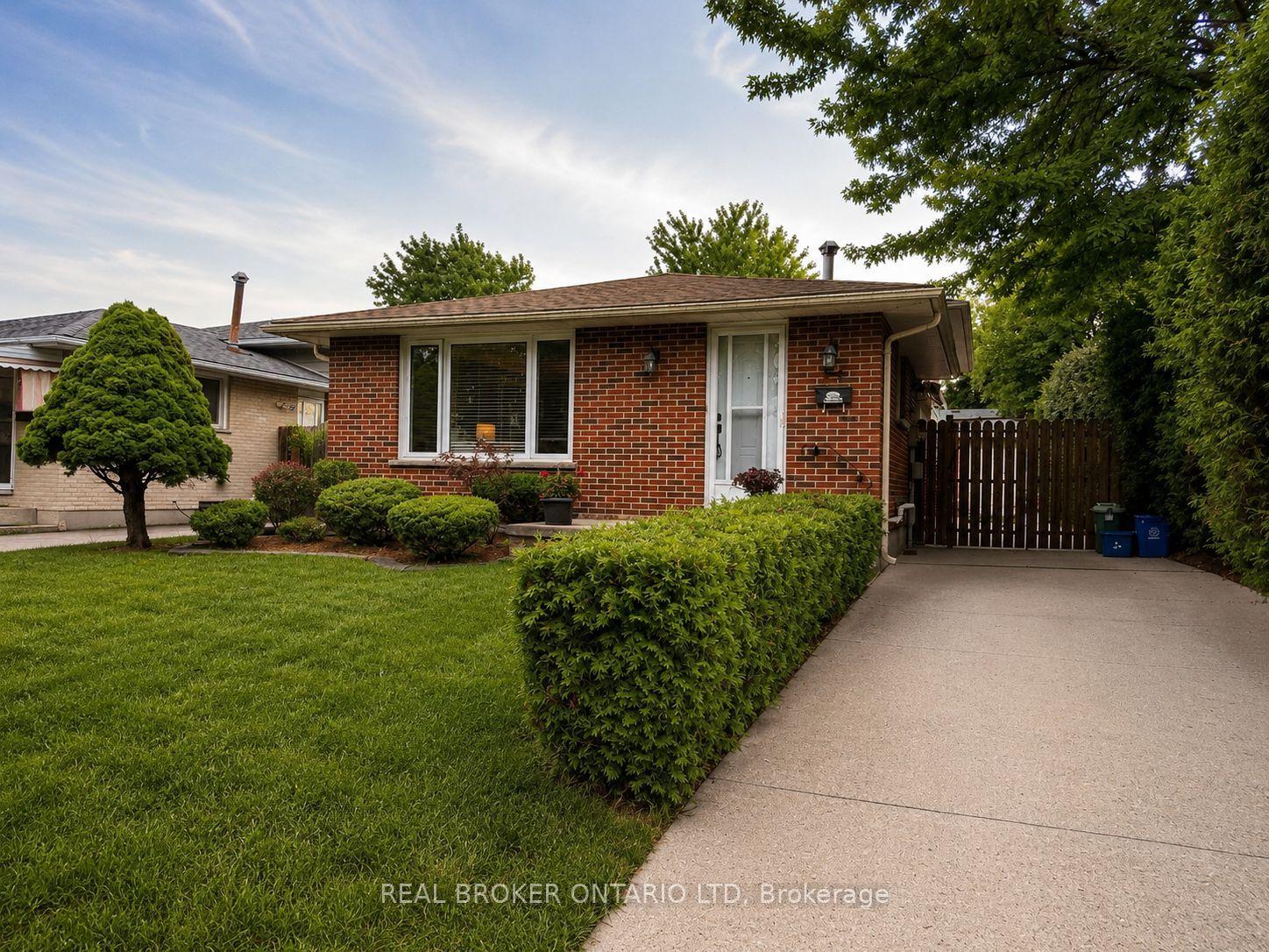 95 CLIFTON Crescent — photo 1