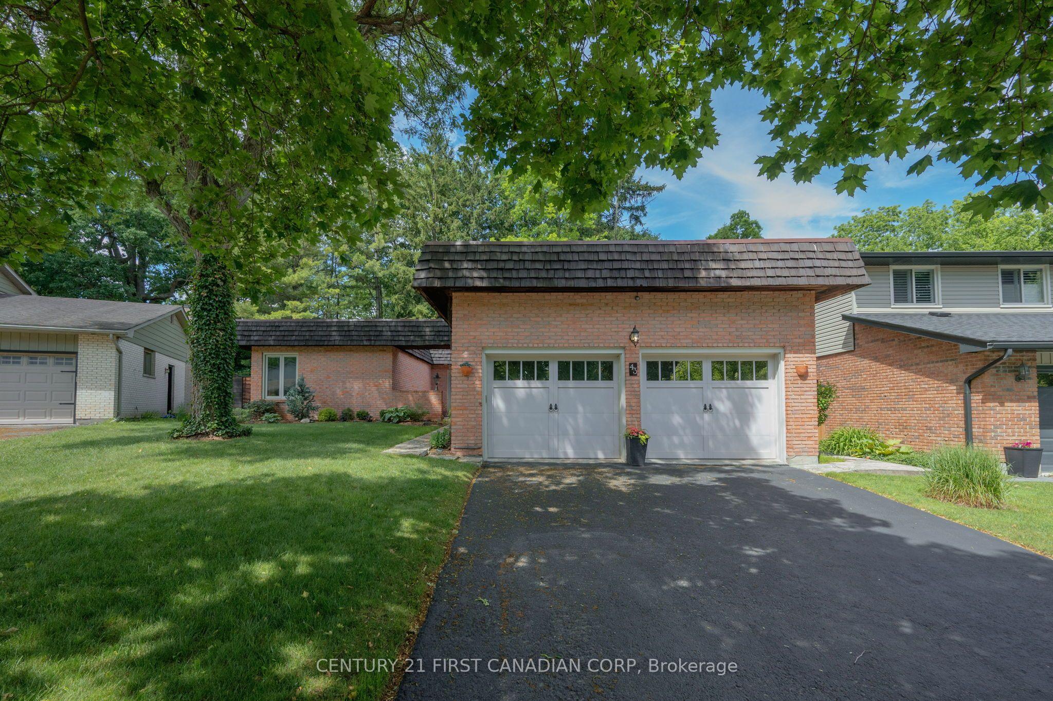 43 Compton Crescent — photo 1