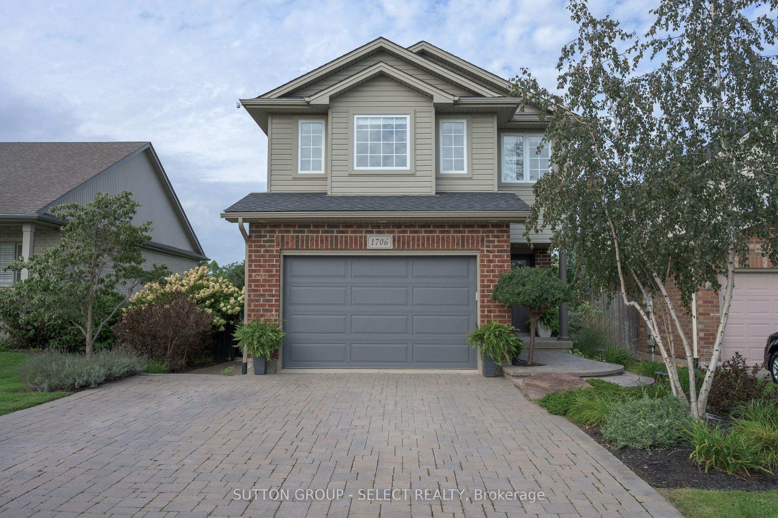 1706 Bayswater Crescent — photo 1