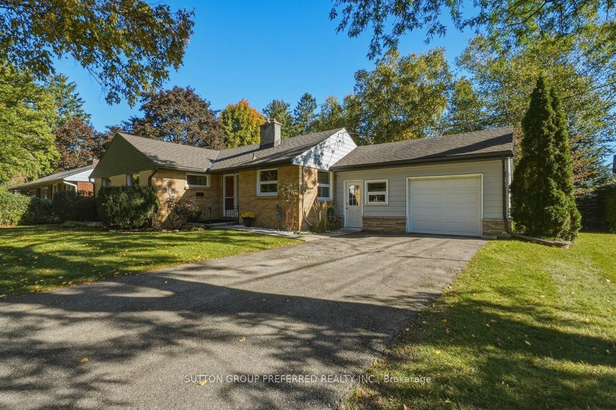 465 Glen Crescent — photo 1