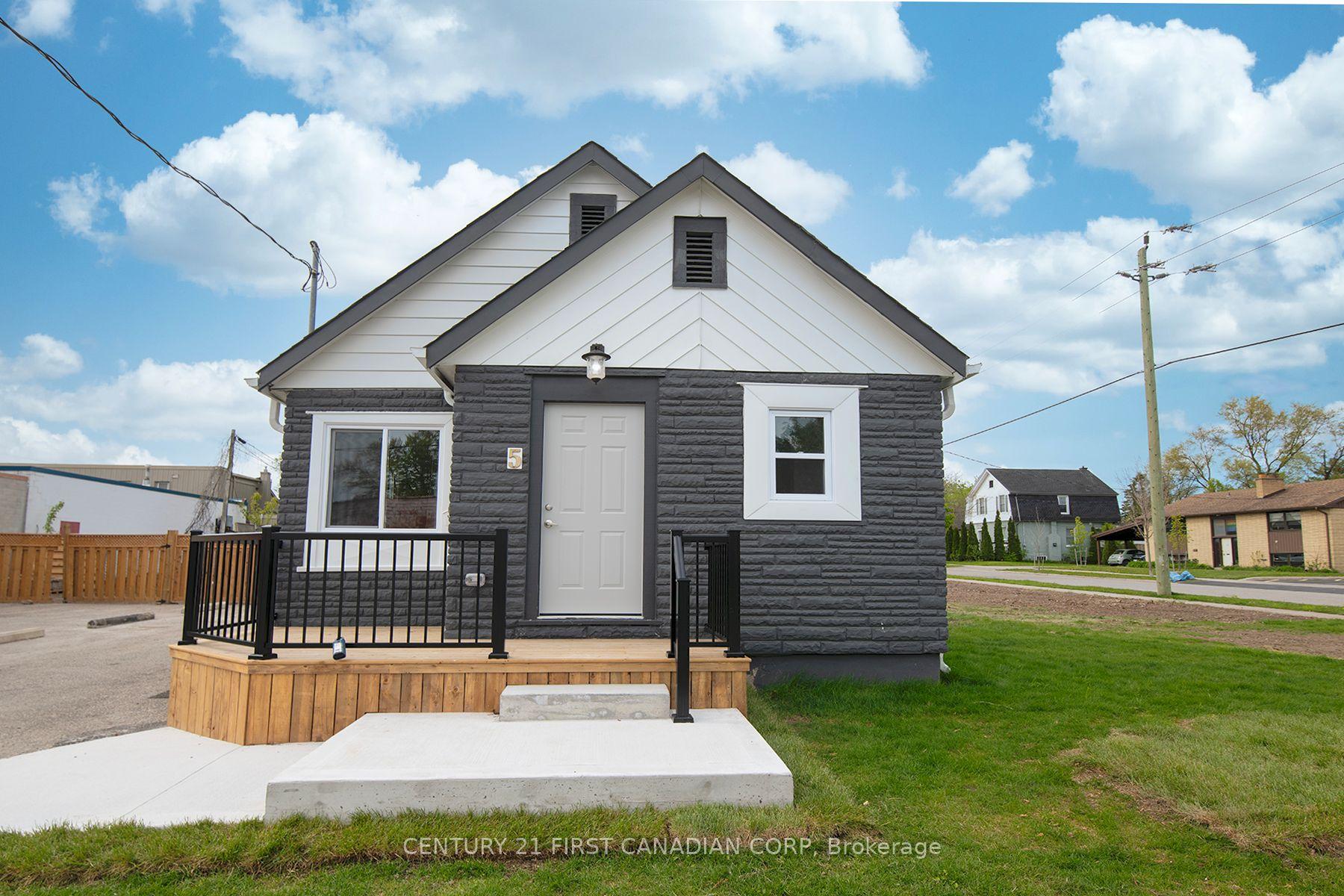 5 Briscoe Street W — photo 1