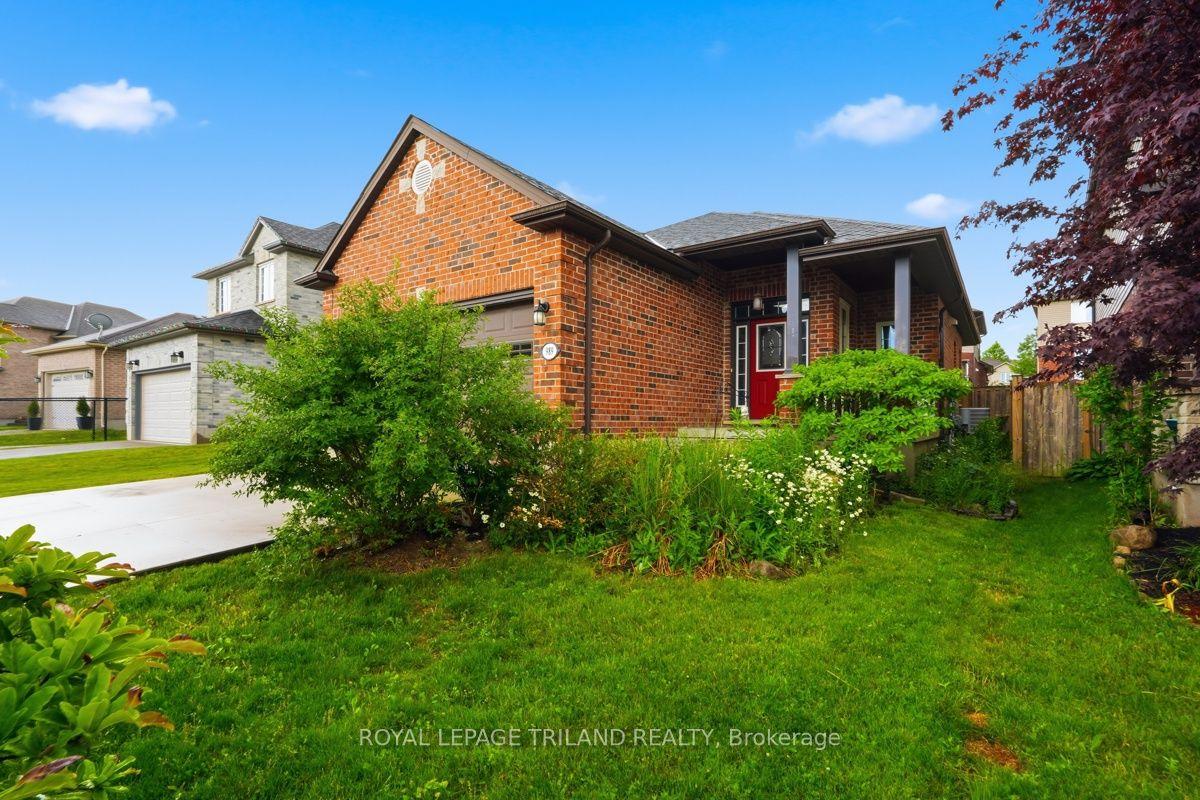 989 Roulston Crescent — photo 1