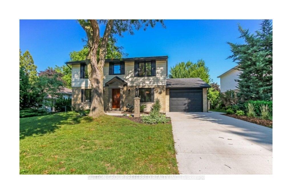 54 Lloyd Manor Crescent — photo 1