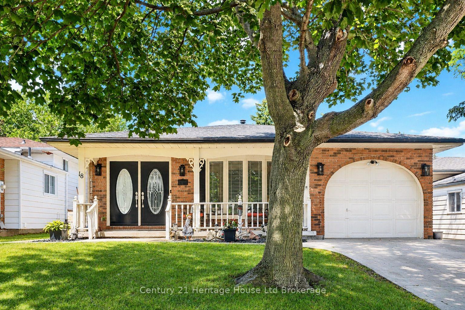 18 Locust Crescent — photo 1