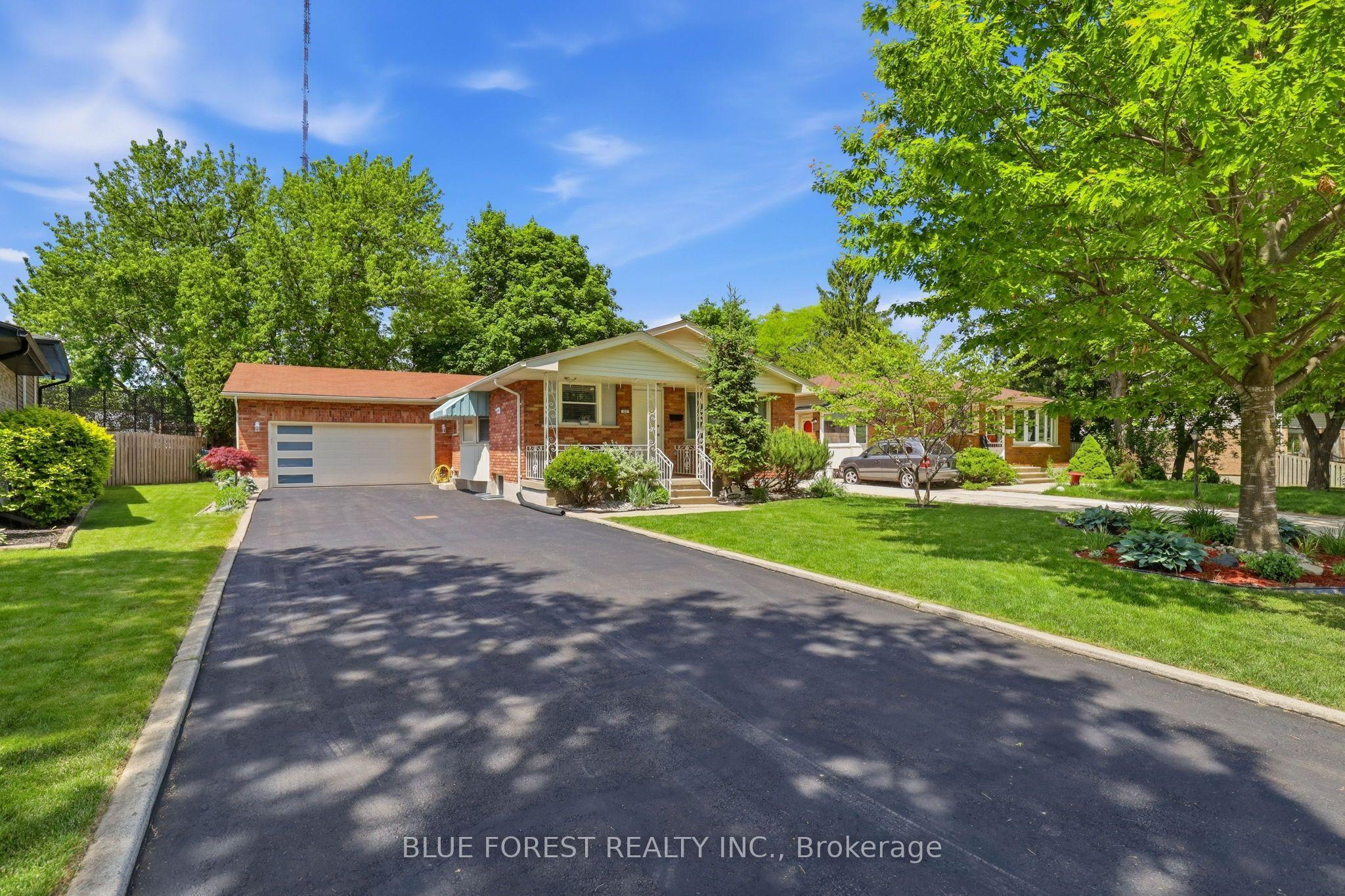 11 Hillsborough Road — photo 1