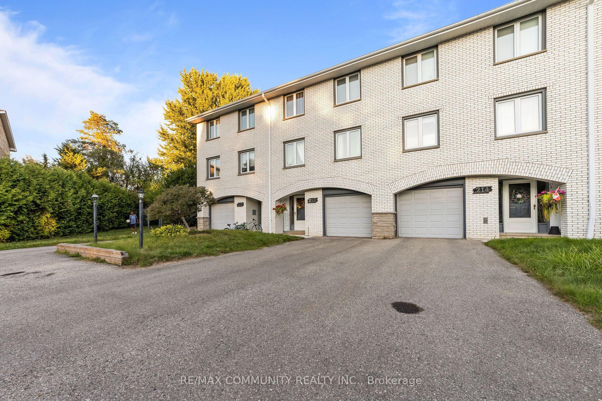 210-216 Homestead Crescent — photo 1