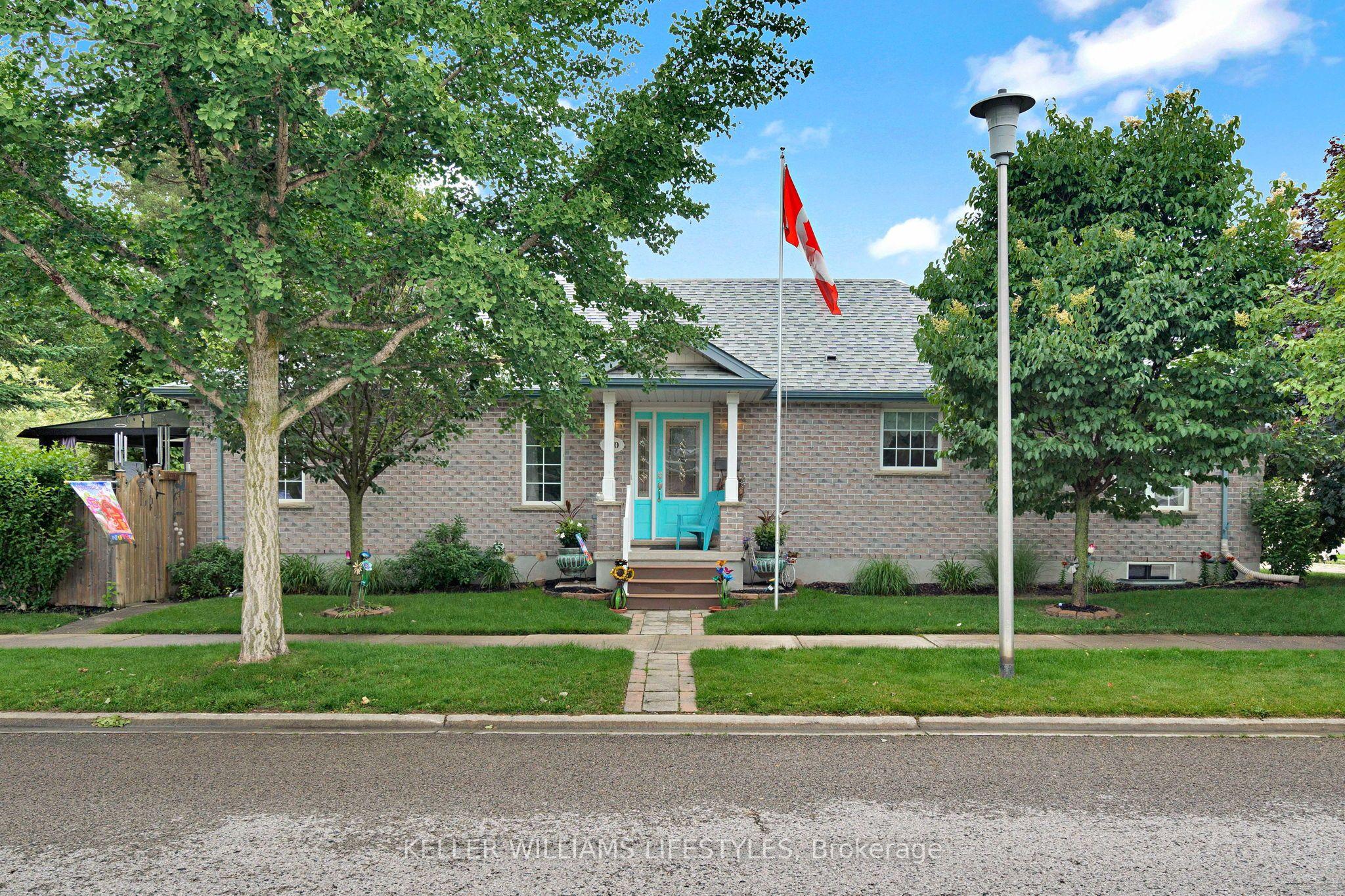 590 SPRUCEWOOD Drive — photo 1
