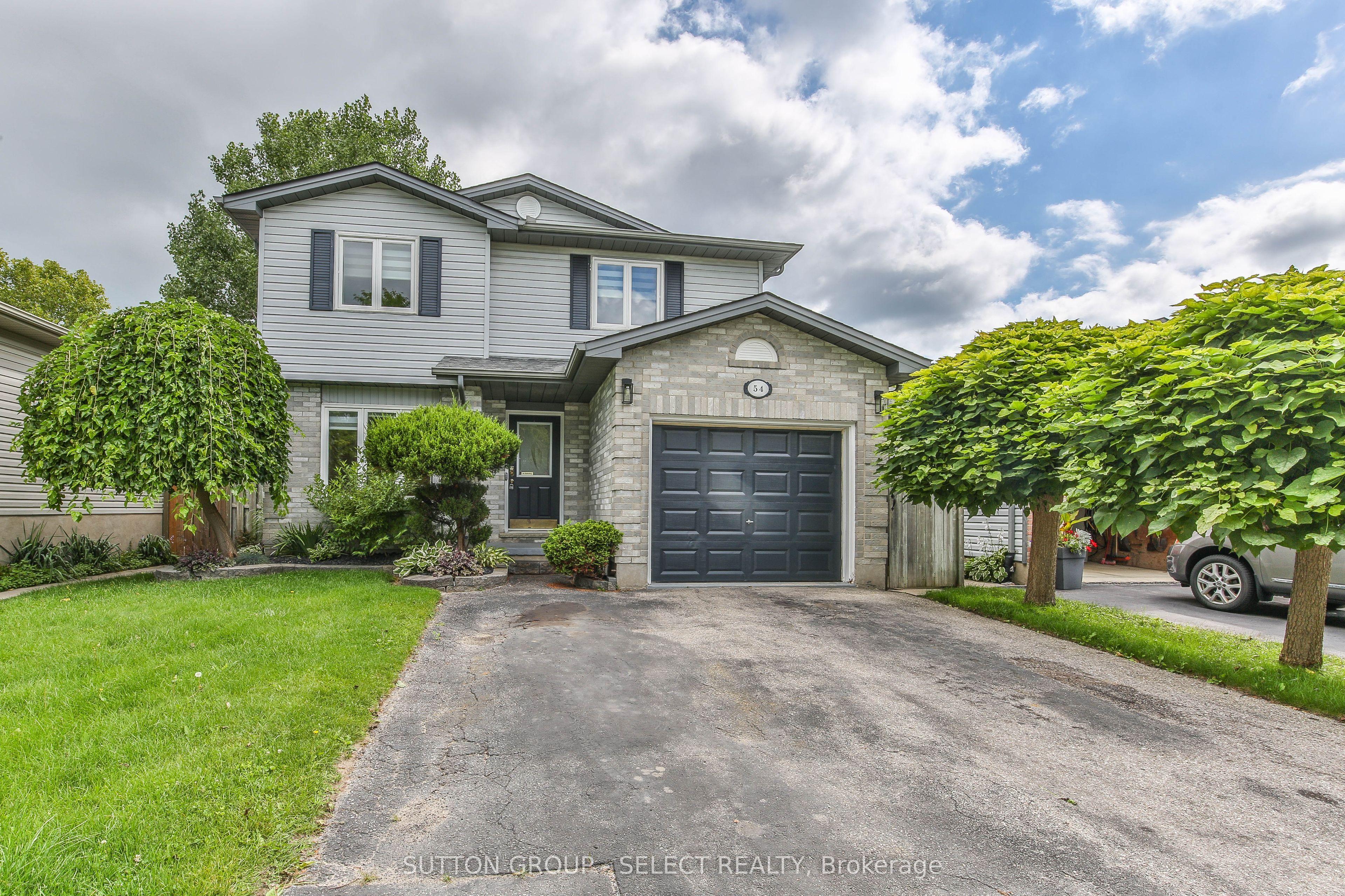 54 Sunrise Crescent — photo 1
