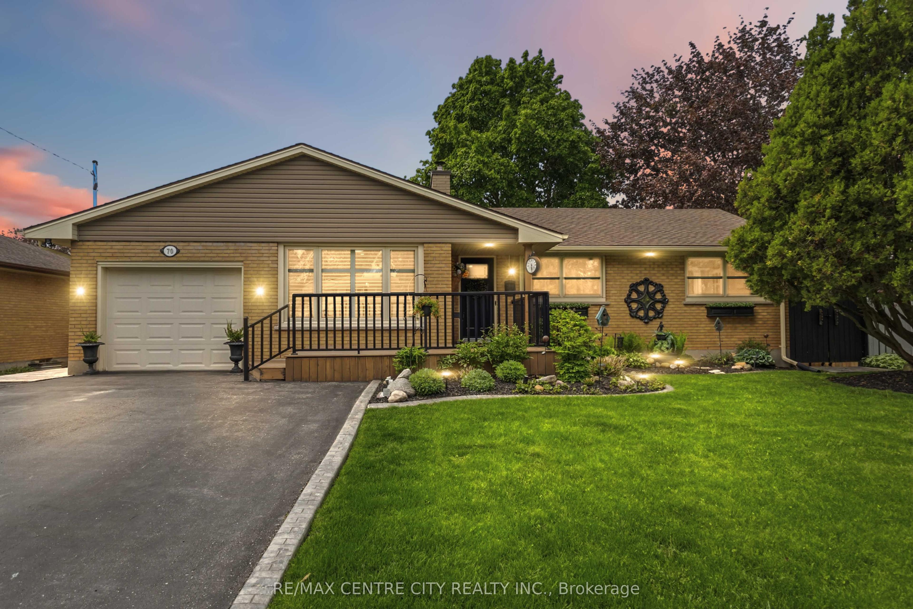 70 Brentwood Crescent — photo 1