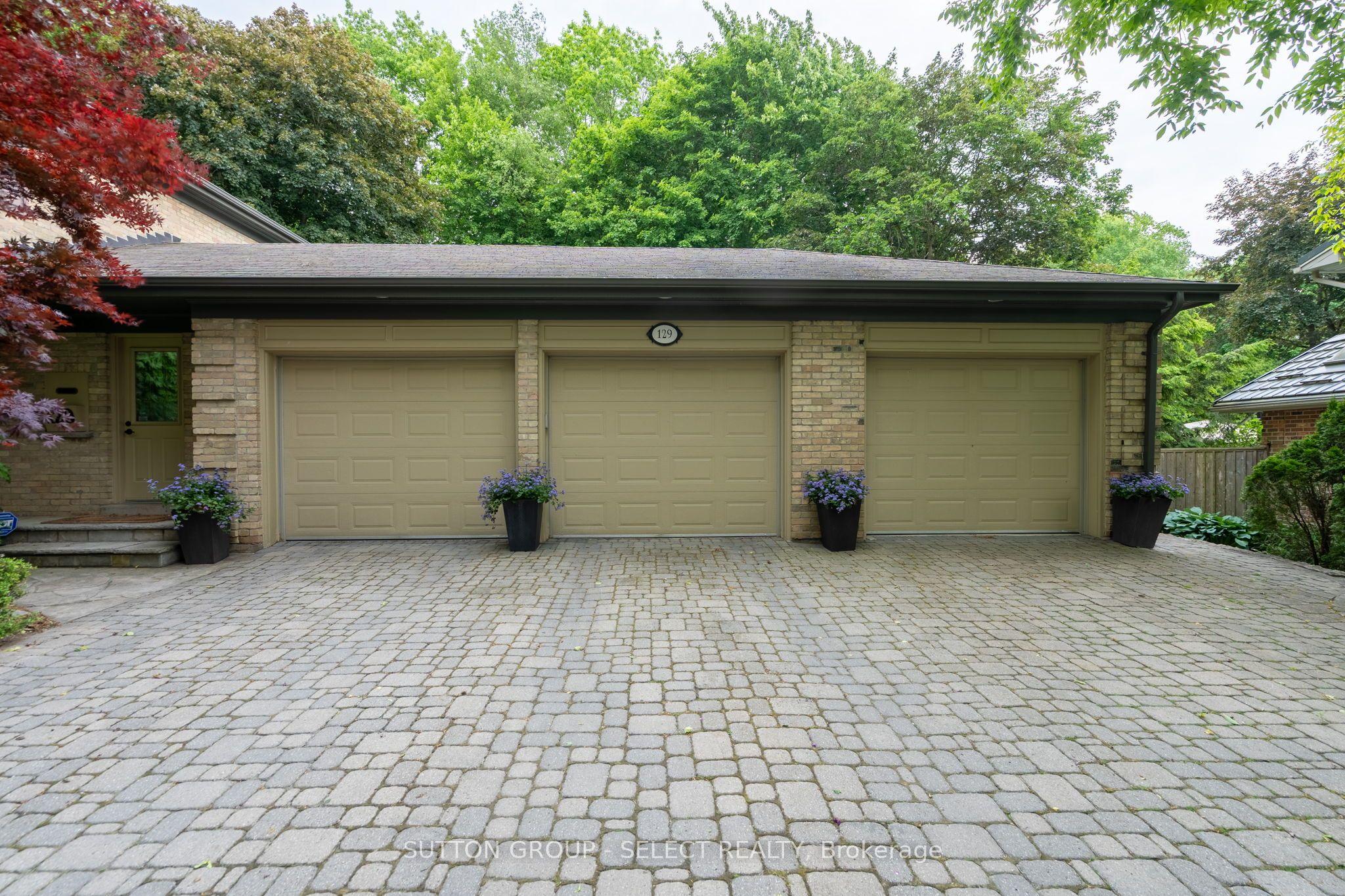 129 Wychwood Place — photo 1