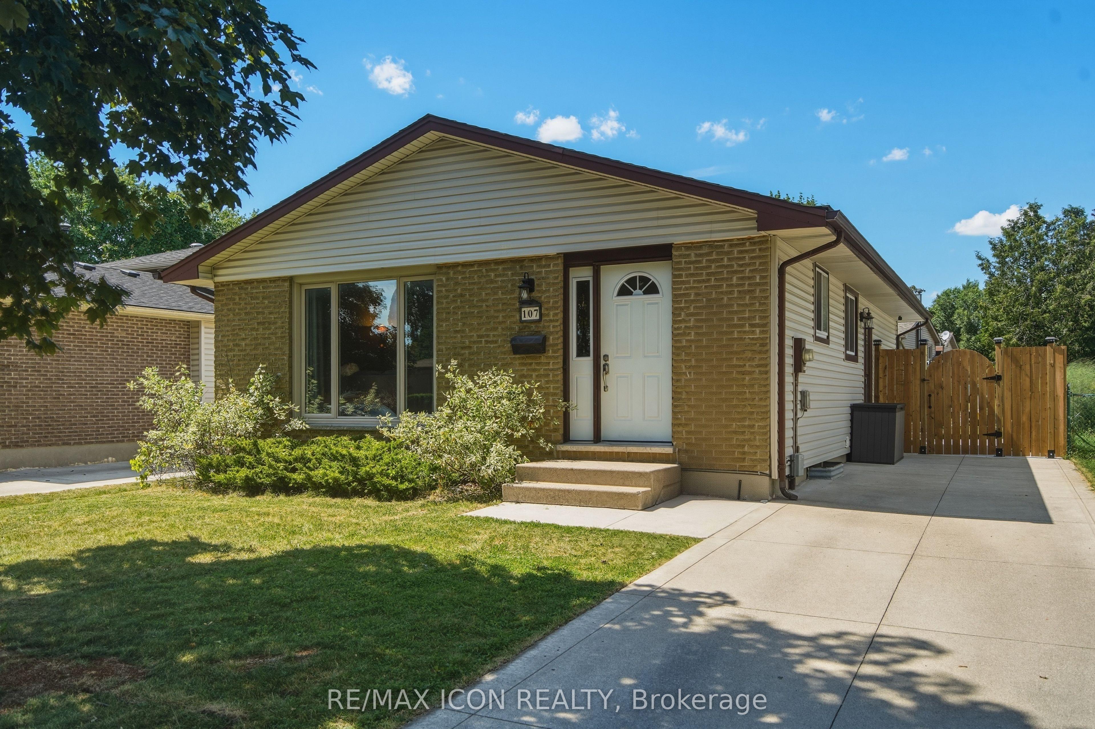 107 Rosamond Crescent — photo 1