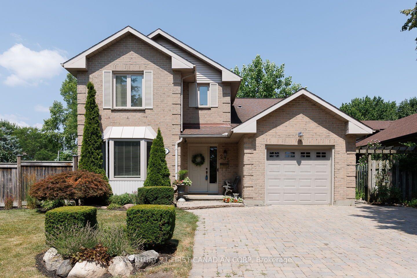 255 Deveron Crescent — photo 1