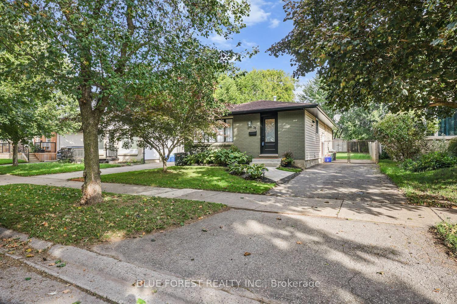 38 Stroud Crescent — photo 1