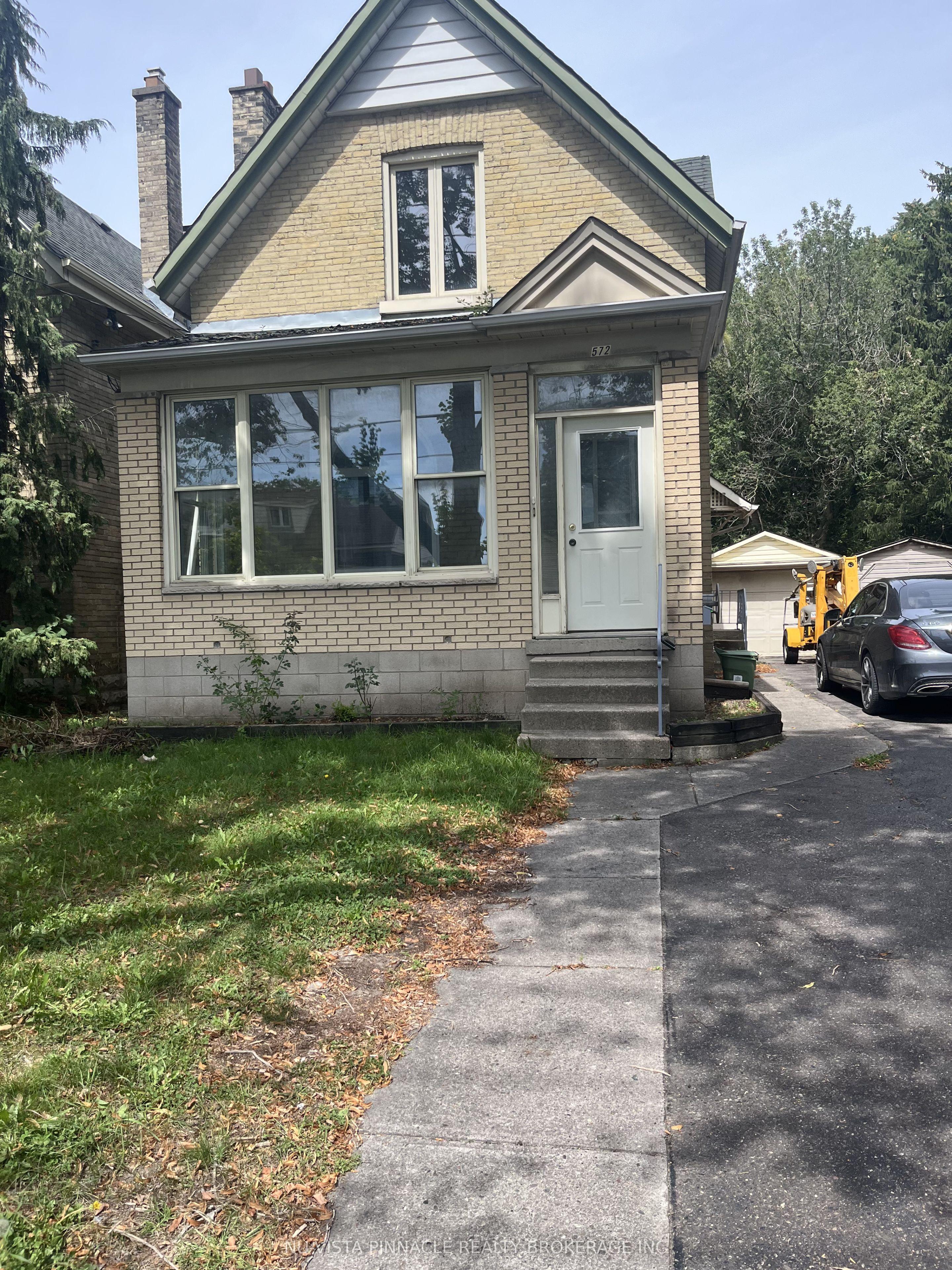 572 Oxford Street E — photo 1