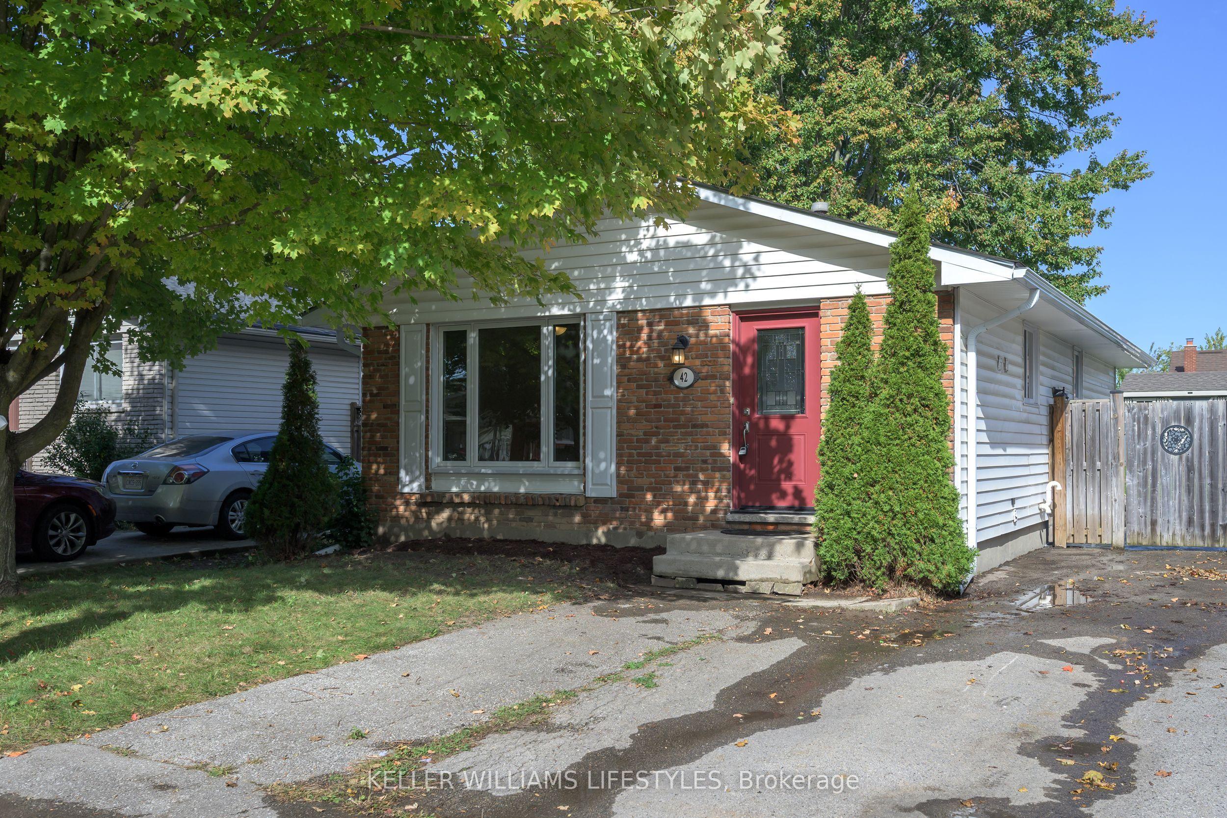 42 Stroud Crescent — photo 1