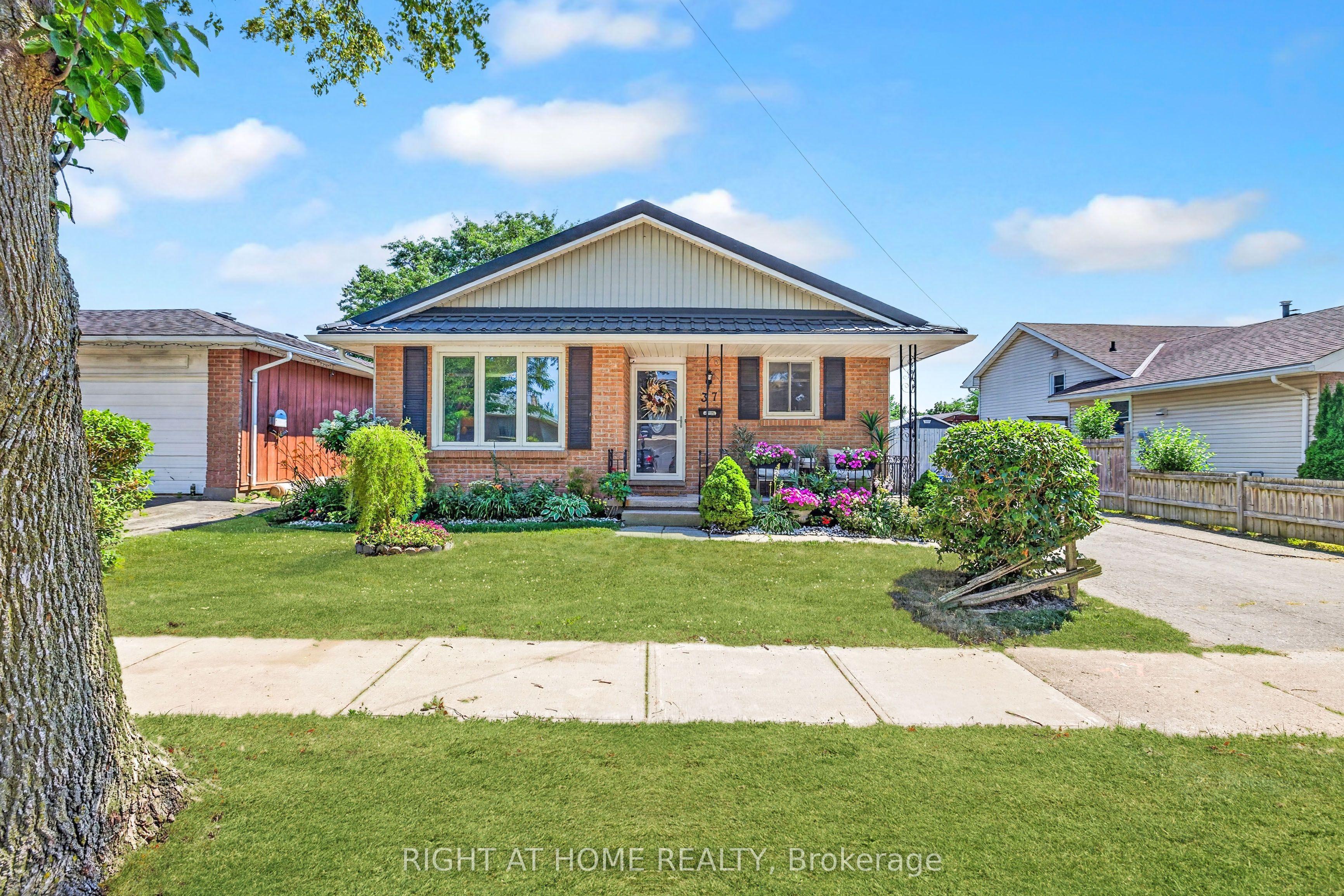 37 RENNY Crescent — photo 1