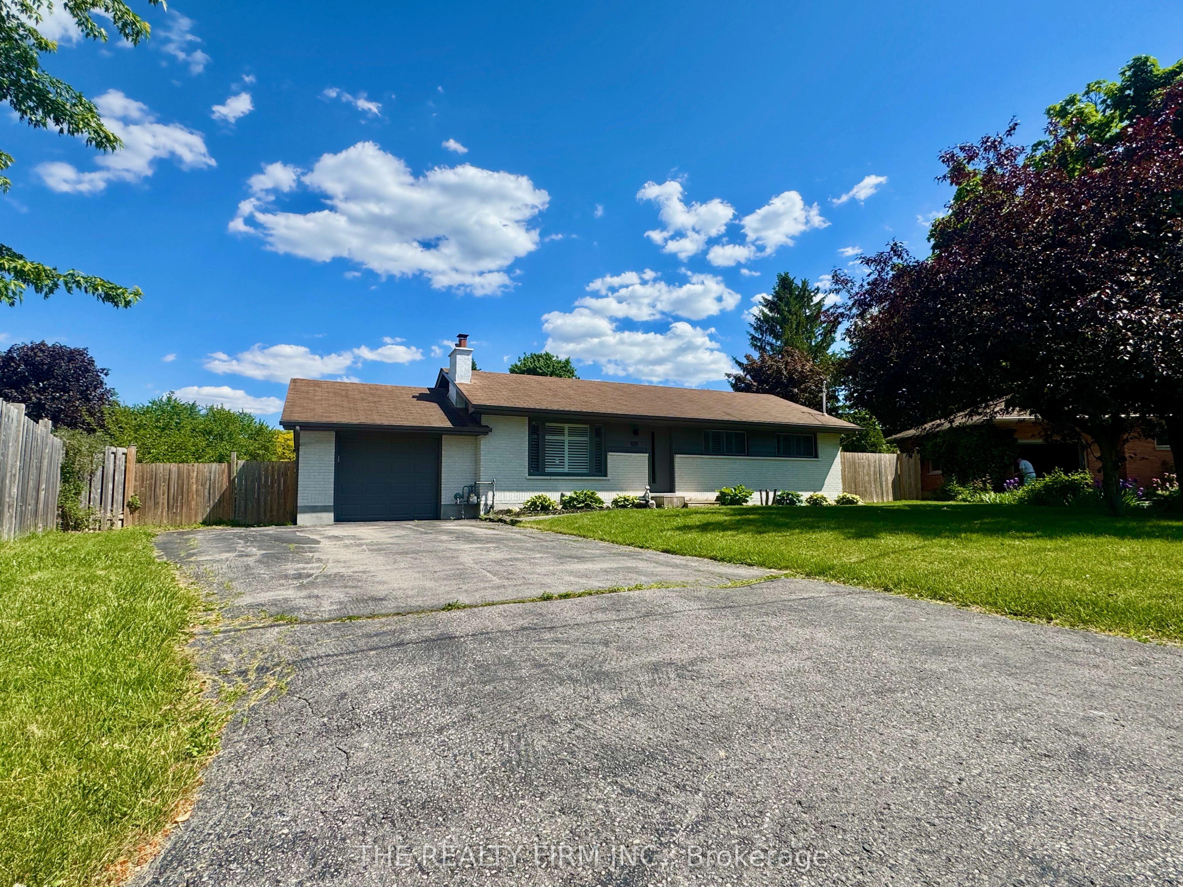 571 Everglade Crescent — photo 1