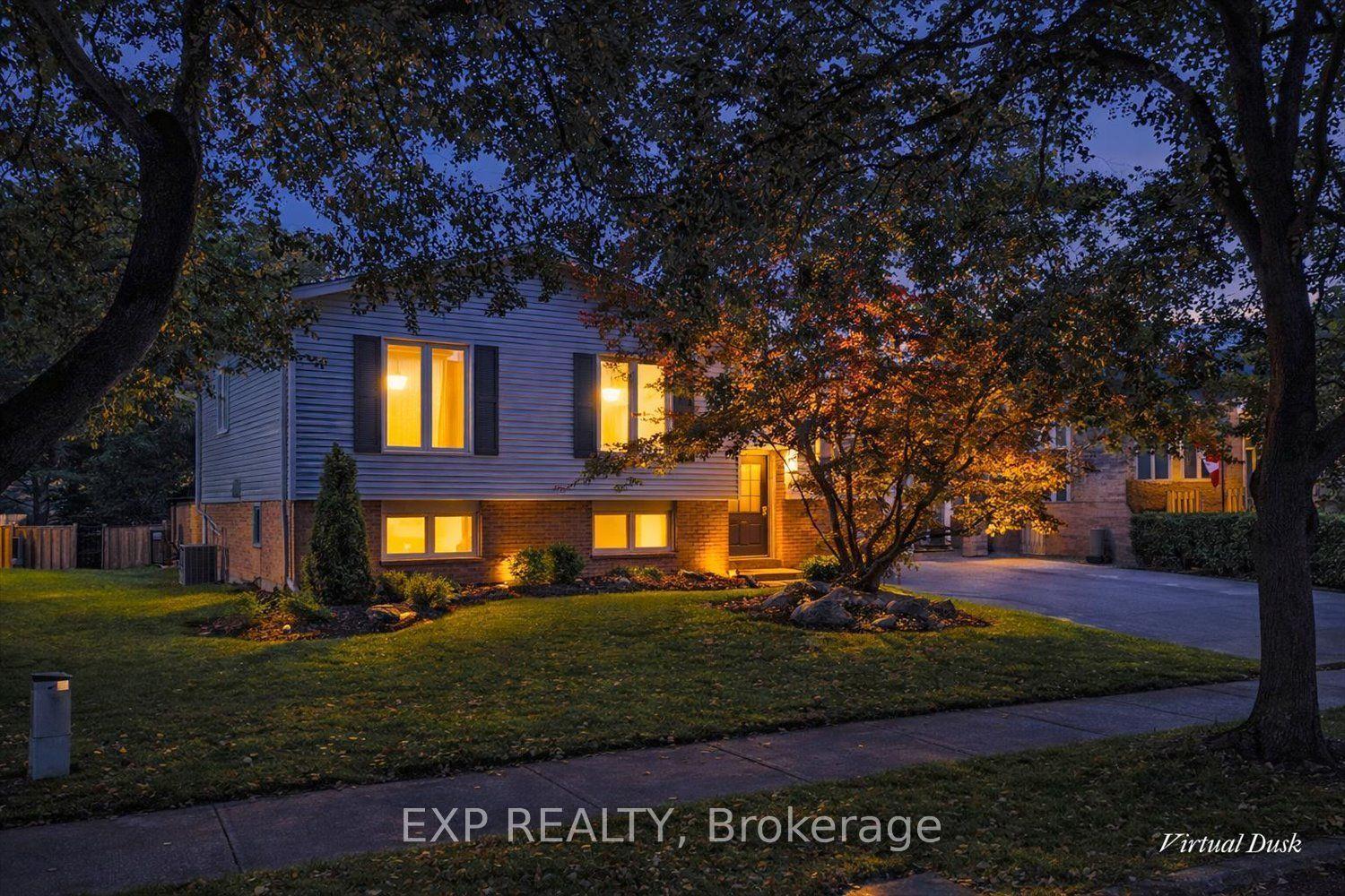 42 Farmington Crescent — photo 1