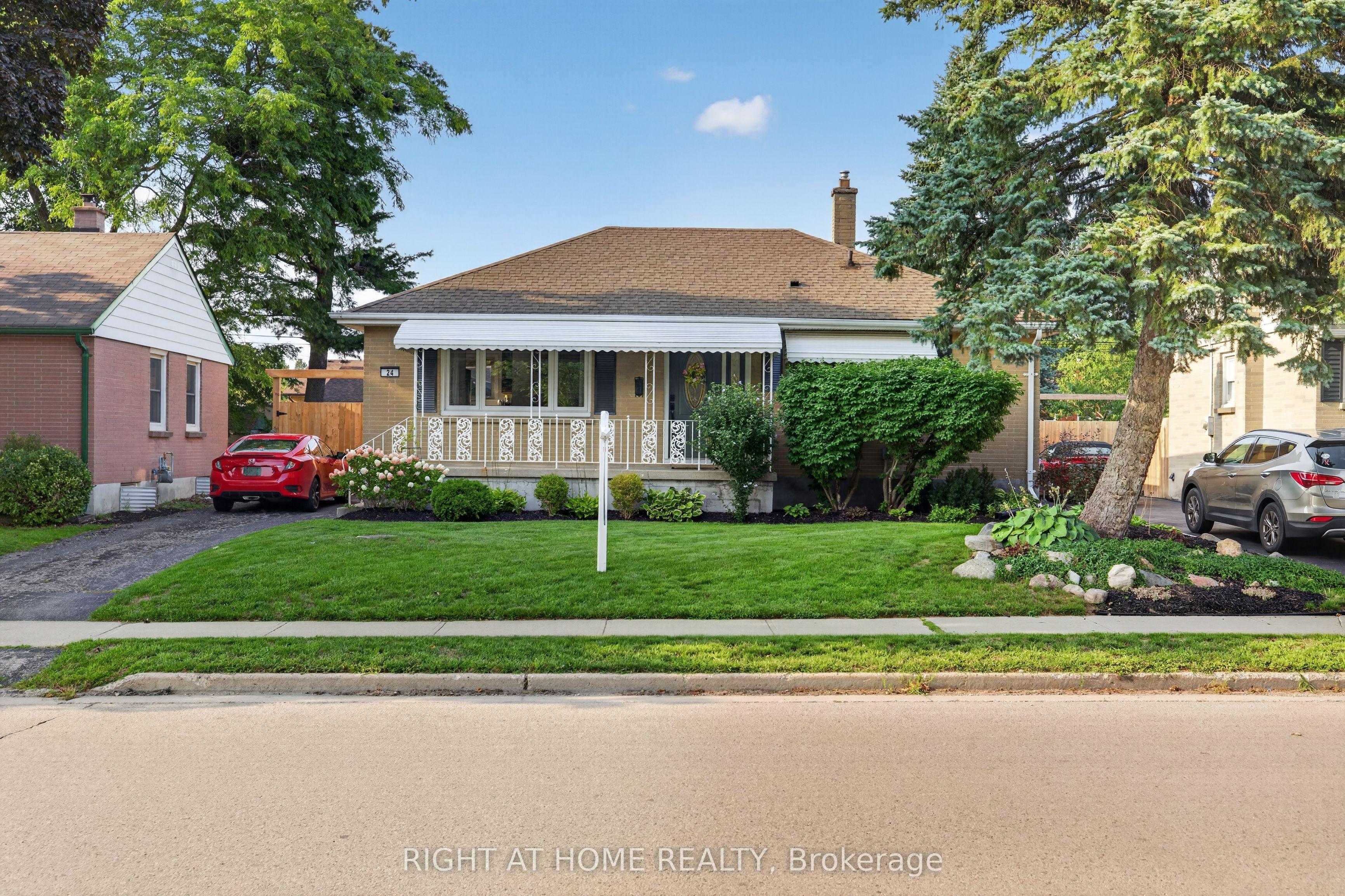 24 Tweedsmuir Avenue — photo 1