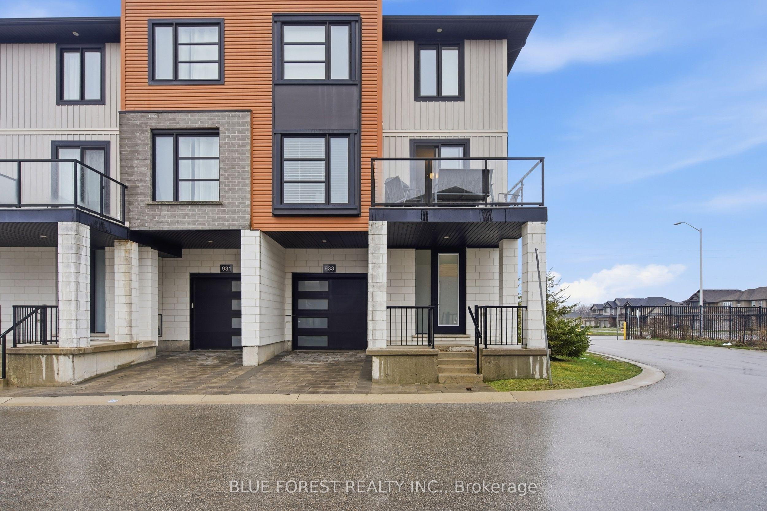 933 Sarnia Road — photo 1