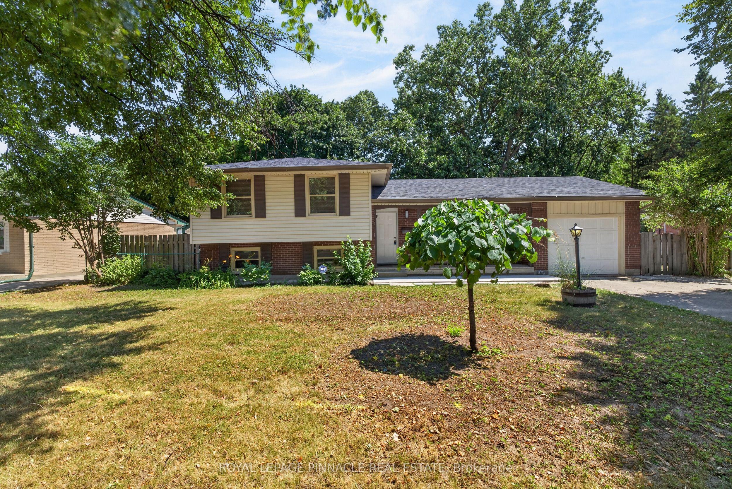 41 Amy Crescent — photo 1