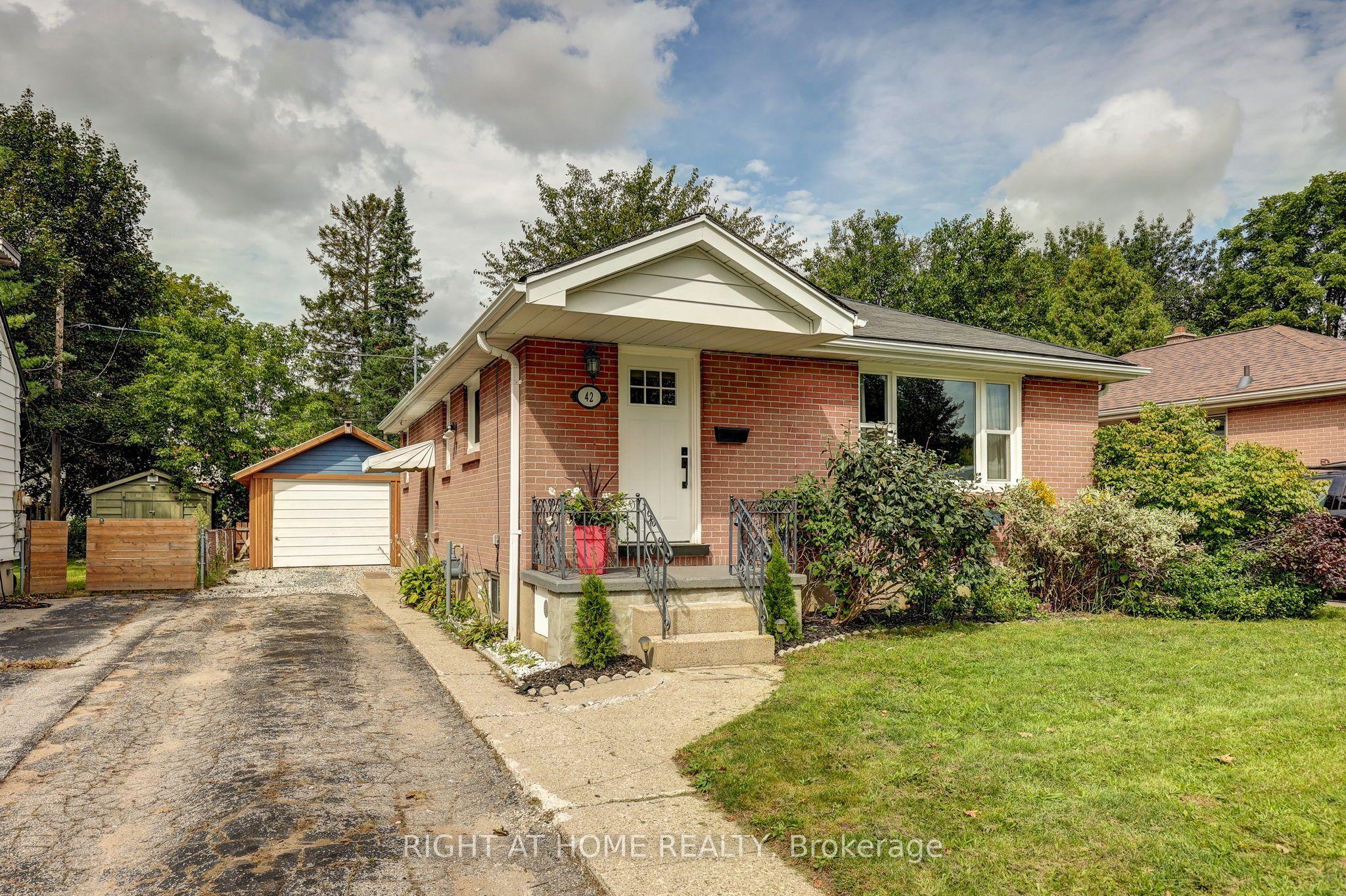 42 Graham Crescent — photo 1