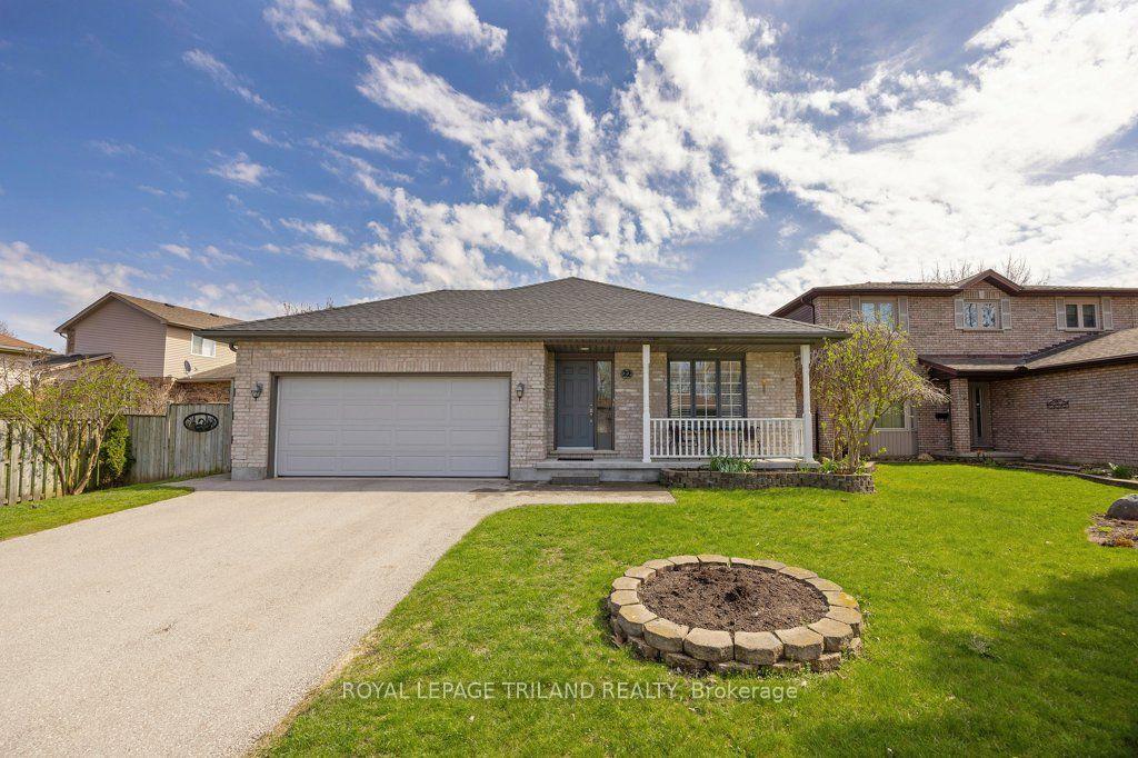22 STONEYCREEK Crescent — photo 1