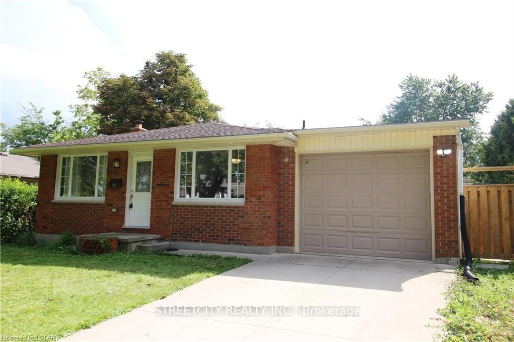 102 Paperbirch Crescent — photo 1