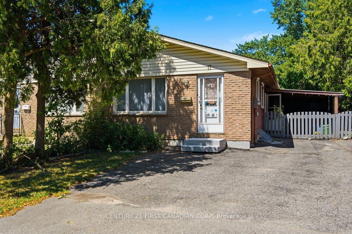 17 Edgemere Crescent — photo 1