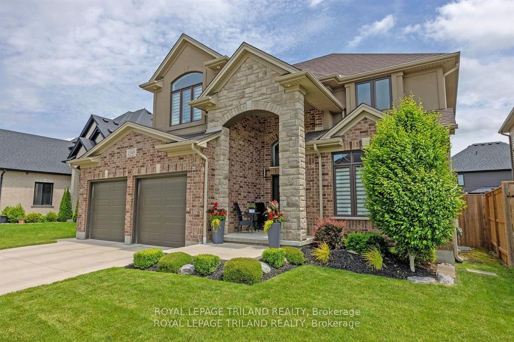 2349 Dauncey Crescent — photo 1