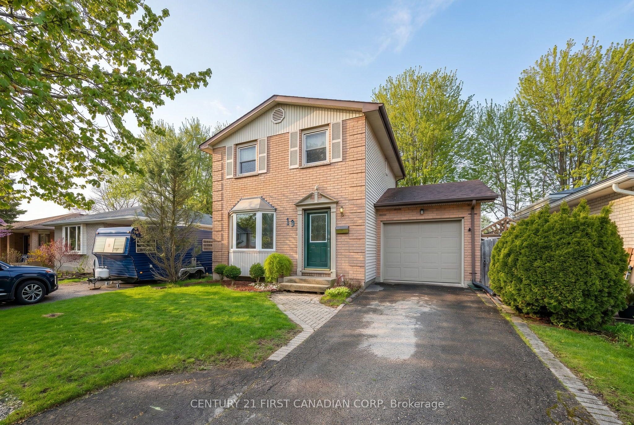 19 CLARA Crescent — photo 1