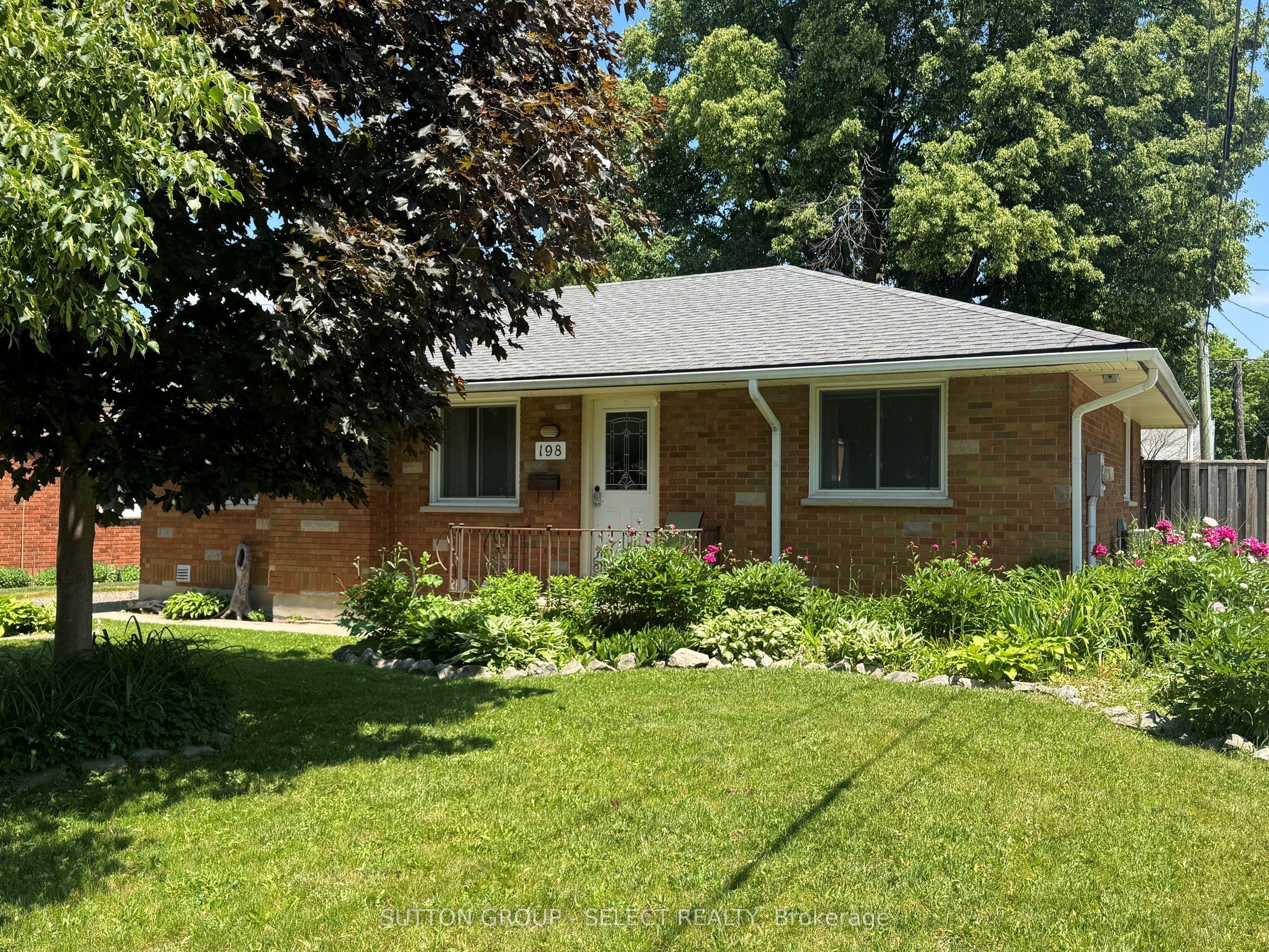 198 Arlington Crescent — photo 1