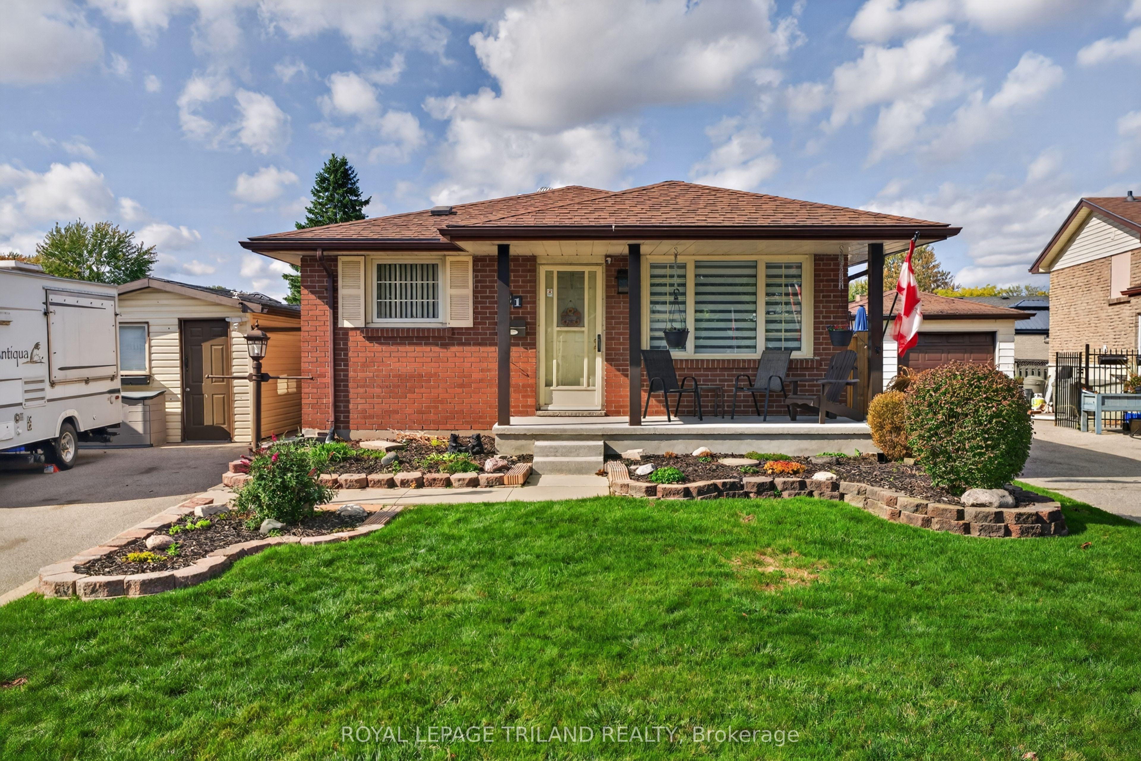 21 Jena Crescent — photo 1
