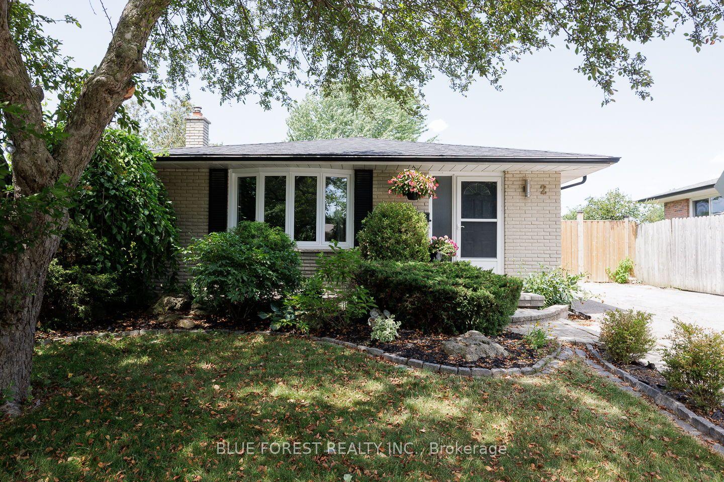 2 Surrey Crescent — photo 1