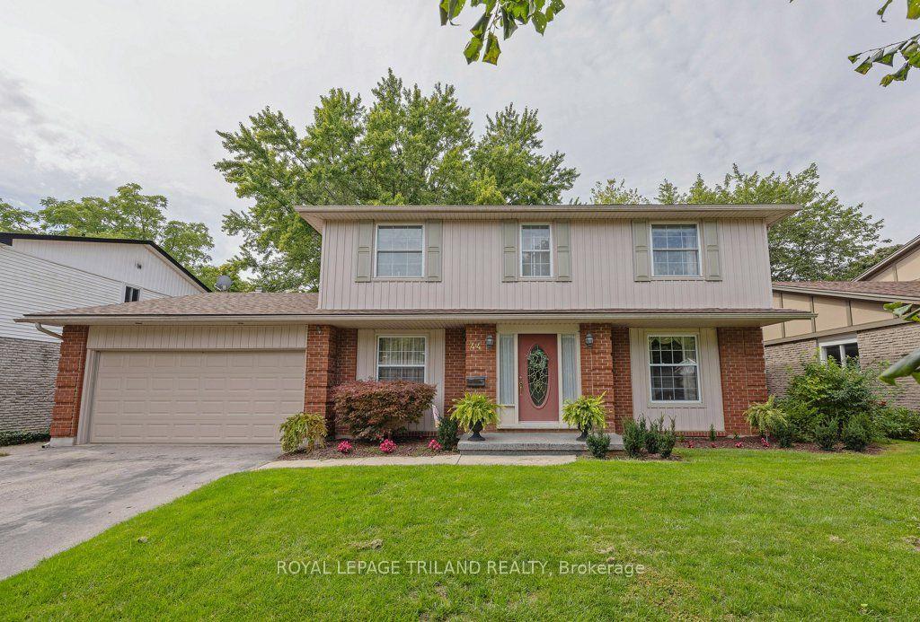 44 Spencer Crescent — photo 1