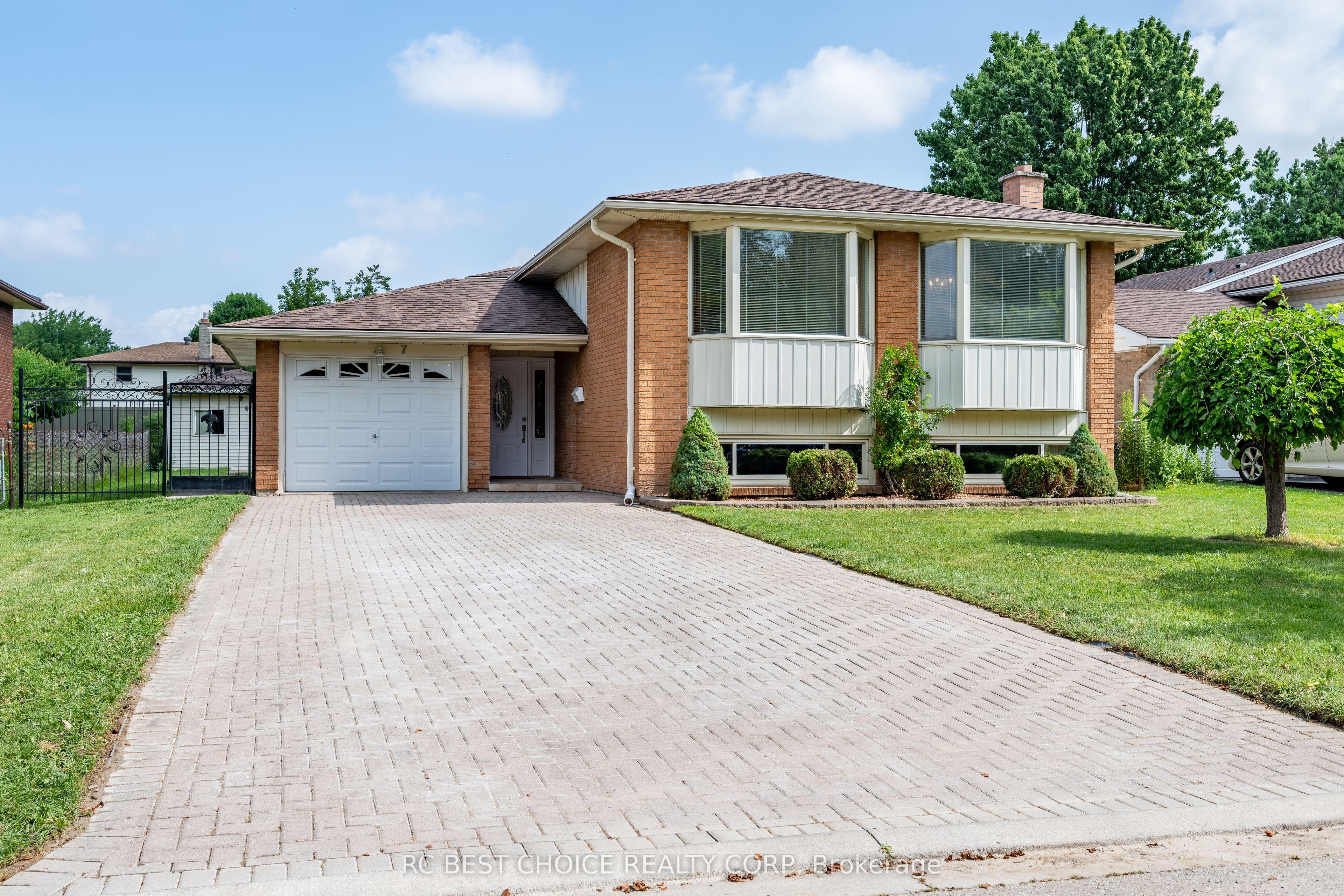 7 HARROW Court — photo 1