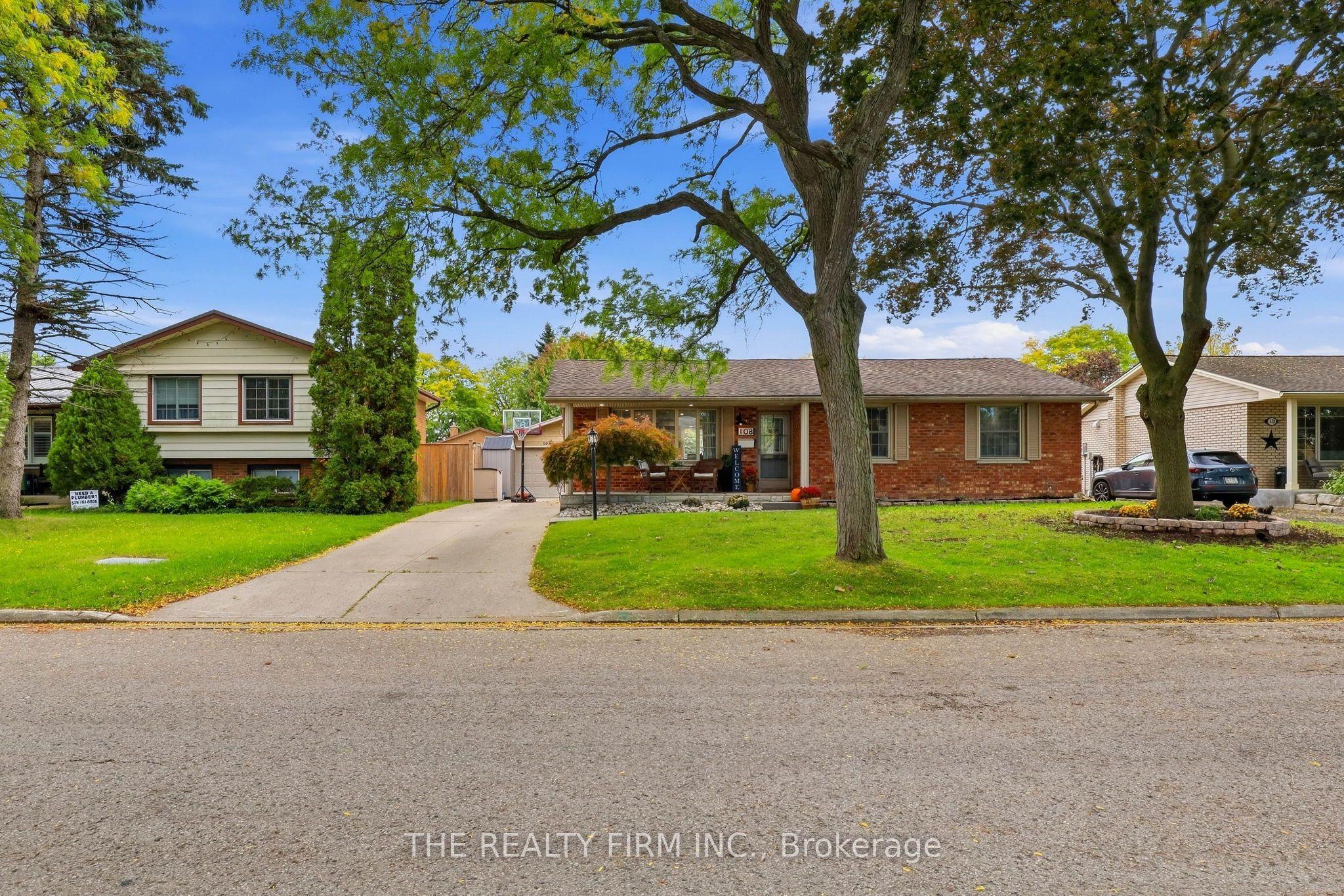 108 Downing Crescent — photo 1