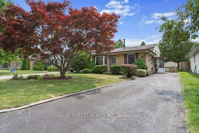 27 Villeneuve Crescent — photo 1