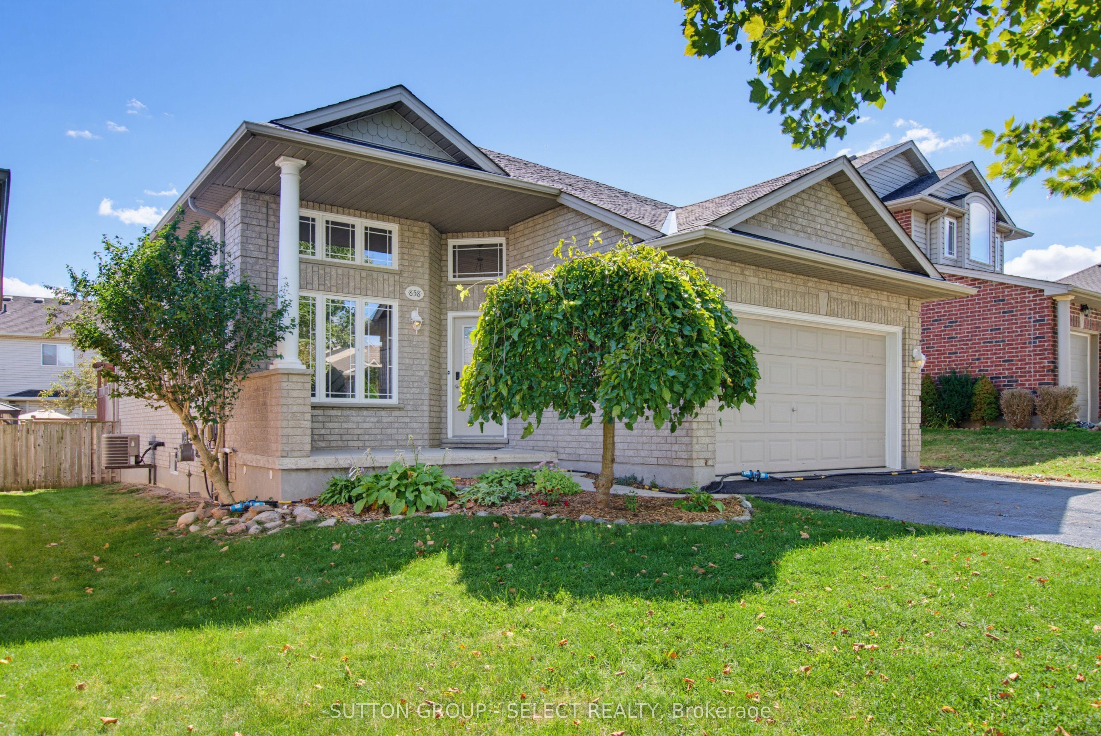 858 Cresthaven Crescent — photo 1
